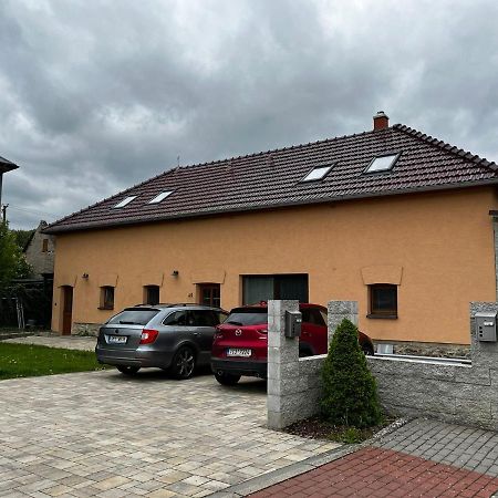 Příjemný podkrovní byt s parkováním na pozemku. Tršice Exterior foto