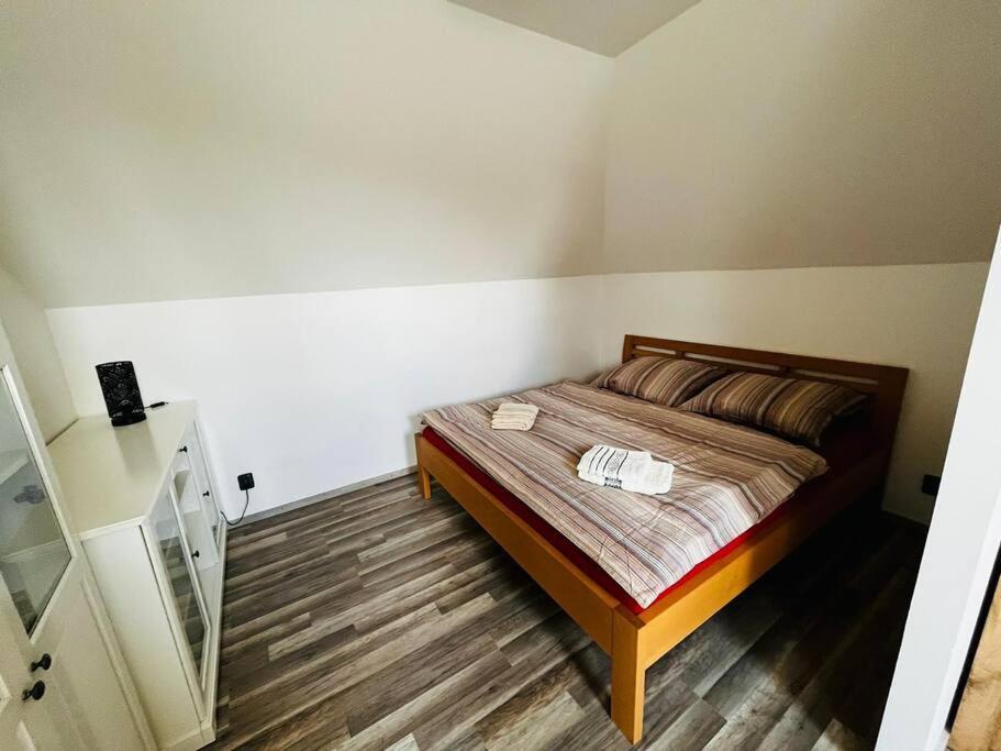 Příjemný podkrovní byt s parkováním na pozemku. Tršice Exterior foto