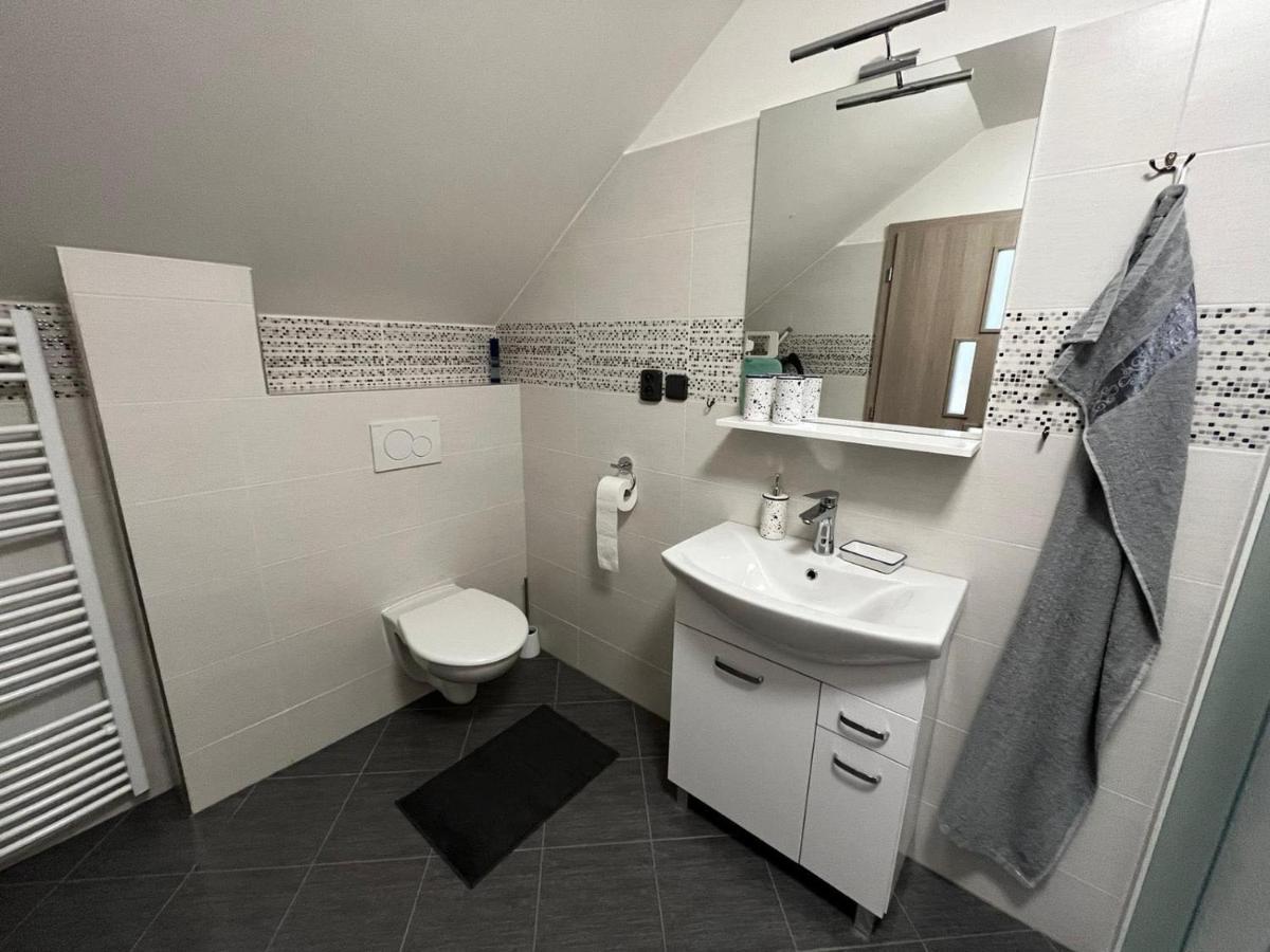Příjemný podkrovní byt s parkováním na pozemku. Tršice Exterior foto