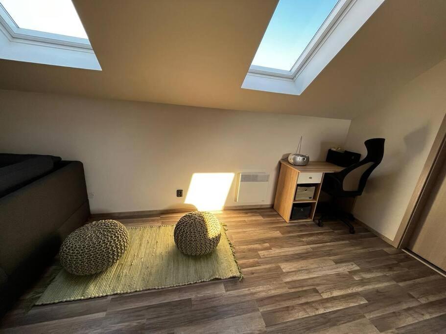 Příjemný podkrovní byt s parkováním na pozemku. Tršice Exterior foto