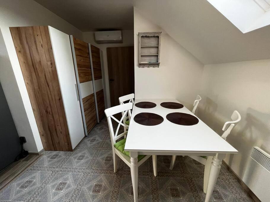 Příjemný podkrovní byt s parkováním na pozemku. Tršice Exterior foto