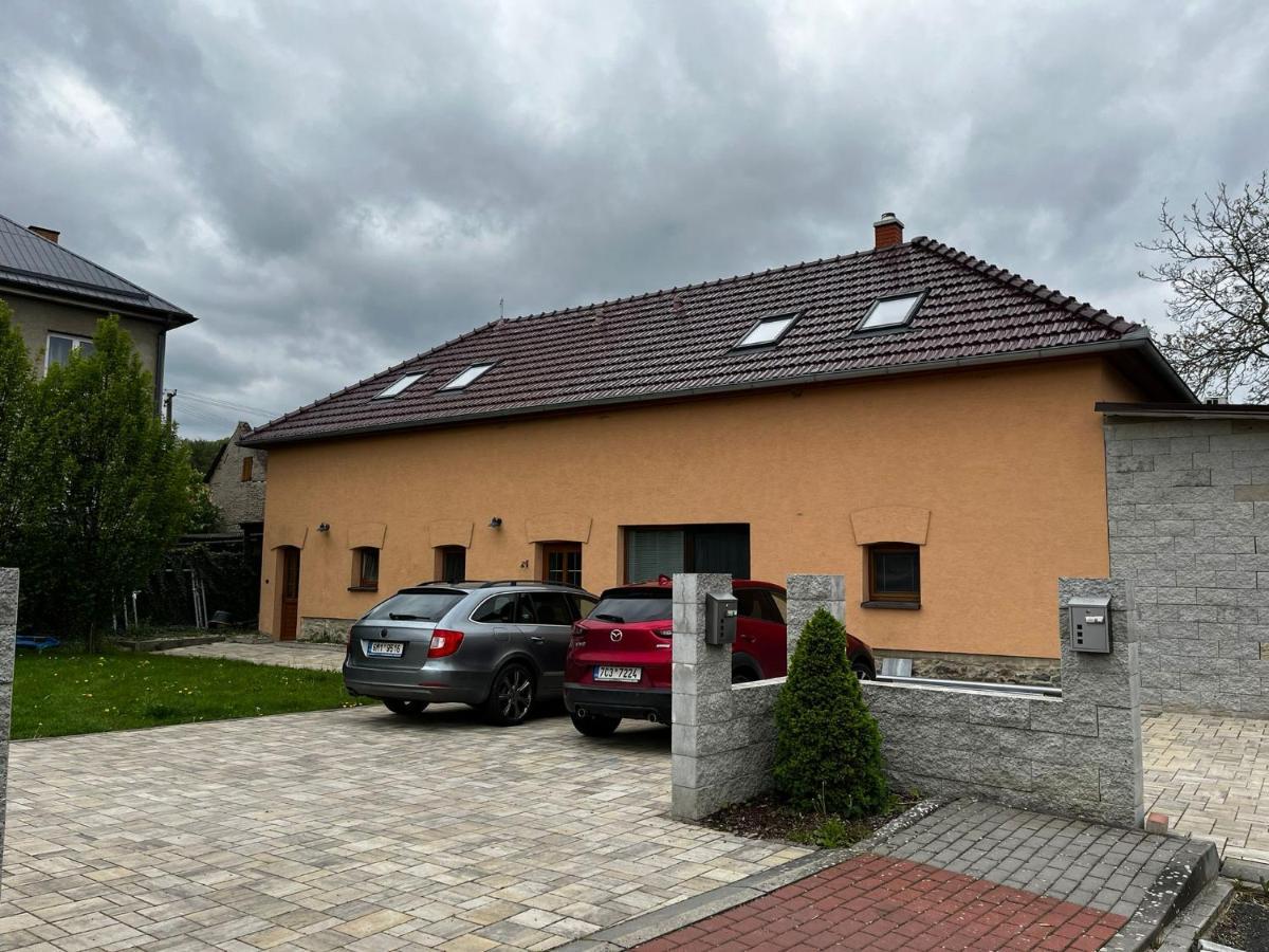 Příjemný podkrovní byt s parkováním na pozemku. Tršice Exterior foto